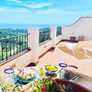 - un balcon avec une table et une vue dans l'établissement La Perla de Frigiliana Suites & Villa, à Frigiliana