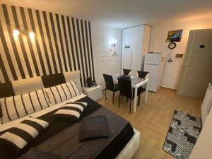 A kitchen or kitchenette at Residence Emozioni Ortigia