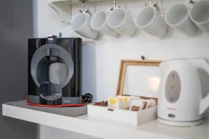 una cafetera sentada en un mostrador junto a las tazas en Villa Alba, en Playa Blanca