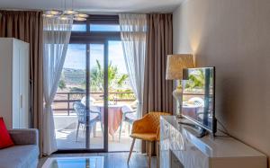 una sala de estar con una habitación con vistas al océano en Panoramic View Sunflower Apartment by Dream Homes Tenerife, en Puerto de Santiago