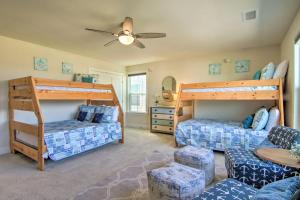 1 dormitorio con 2 literas y sofá en Resort Amenities and Screened Porch Ocean View Home, en Ocean View 49 fotos más
