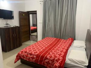 Ένα ή περισσότερα κρεβάτια σε δωμάτιο στο Saatvik Homestay