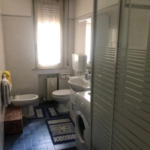 A bathroom at Apartment Parmense