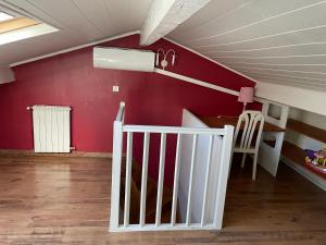a room with a white rail and a red wall at Appartement spacieux et lumineux Calanques Sormiou in Marseille