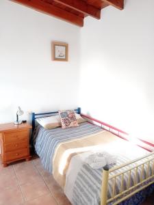 sypialnia z łóżkiem i szafką nocną w obiekcie Casa Nazario Duplex w mieście Los Llanos de Aridane