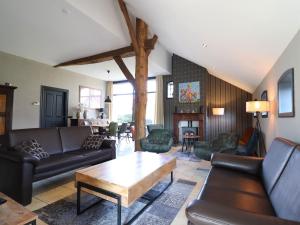uma sala de estar com sofás e uma mesa de centro em Modern Saxon farmhouse in Dalerveen village em Dalerveen