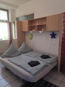 sypialnia z łóżkiem z czarnymi poduszkami w obiekcie Ferienhaus Zoe 120 m2 w mieście Solingen