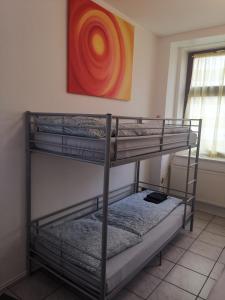 kilka łóżek piętrowych w pokoju w obiekcie Ferienhaus Zoe 120 m2 w mieście Solingen