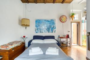 ローマにあるSANTA MARIA MAGGIORE Apartmentのベッドルーム1室(枕2つ付)