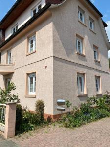 un edificio con un cartello di fronte di Ferienwohnung Diana und Manuel a Weinheim