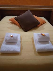 a bed with towels and pillows on top of it at Casa dos Avós in Alcaria