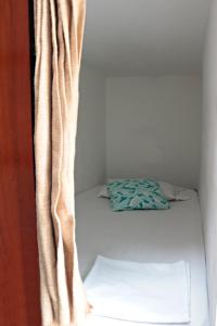 uma pequena cama num quarto com uma cortina em República Hostel Cartagena em Cartagena das Índias