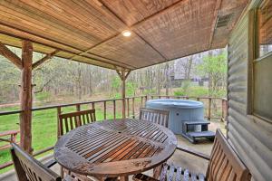 Patio nebo venkovní prostory v ubytování Rustic Cabin with Hot Tub Near Broken Bow Lake!