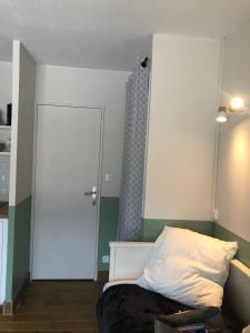 Zimmer mit Tür und Bett in einem Zimmer in der Unterkunft Studio La Pinède Plage à 150m Clim Place de Parking Privée in Saint-Cyr-sur-Mer