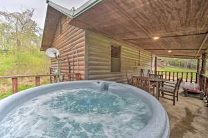 Balkón nebo terasa v ubytování Rustic Cabin with Hot Tub Near Broken Bow Lake!