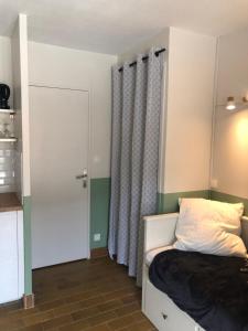 Dormitorio pequeño con cama y armario en Studio La Pinède Plage à 150m Clim Place de Parking Privée, en Saint-Cyr-sur-Mer