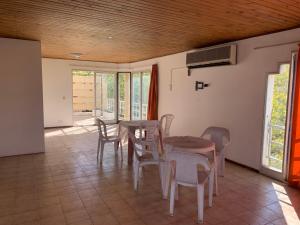 a dining room with a table and chairs and windows at Hostel la Embajada in Mendoza