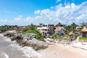 eine Luftansicht eines Resorts am Strand in der Unterkunft La Posada del Sol Boutique Hotel Tulum in Tulum