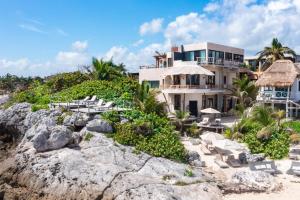 ein Bild eines Hauses am Strand in der Unterkunft La Posada del Sol Boutique Hotel Tulum in Tulum