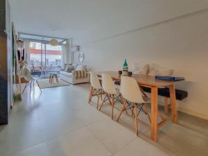 - une salle à manger et un salon avec une table et des chaises dans l'établissement Departamento en Palermo Chico, à Buenos Aires