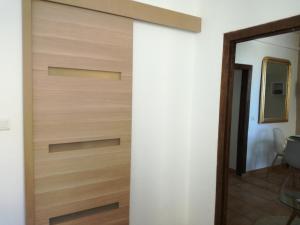 una puerta corredera con paneles de madera en una habitación en Bella vista, en Bastia