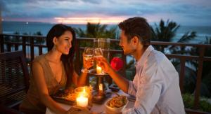 un hombre y una mujer sentados en una mesa con copas de vino en The Avalon Club, en Clearwater Beach