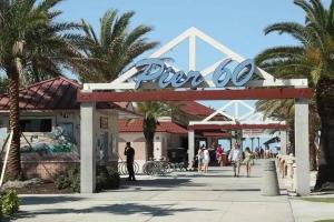 un panneau indiquant une épicerie avec des palmiers dans l'établissement The Avalon Club, à Clearwater Beach