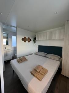 Un pat sau paturi într-o cameră la Villa Regina