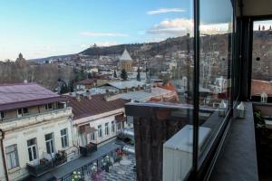 una ventana con vistas a la ciudad en Georgia Tbilisi GT Hotel, en Tiflis
