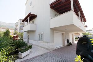 a white apartment building with a parking lot at Luxury Apartments Elizabeth in Podstrana