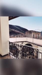 balcone con vista su un ponte. di PIAZZETTA DEL FORNO GRAZIOSO BILOCALE ad ASSERGI ad Assergi