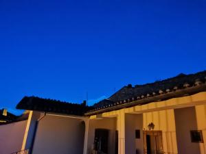 vista di una casa di notte di PIAZZETTA DEL FORNO GRAZIOSO BILOCALE ad ASSERGI ad Assergi