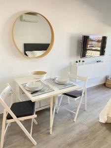 TV a/nebo společenská místnost v ubytování Estudio en los Cristianos. Ubicación ideal. + 10 fotografií