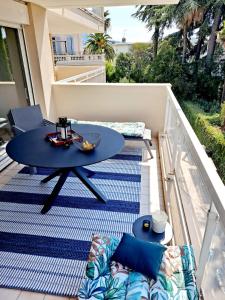 Un balcón o terraza de HENRI CAMILLE REAL ESTATE -Beautiful one bedroom swimming pool and parking