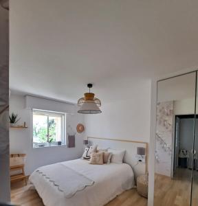 Postel nebo postele na pokoji v ubytování HENRI CAMILLE REAL ESTATE -Beautiful one bedroom swimming pool and parking