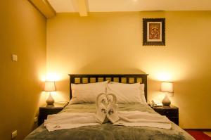 A bed or beds in a room at Cusco Bed and Breakfast