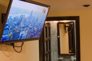 A television and/or entertainment centre at Cusco Bed and Breakfast
