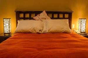 A bed or beds in a room at Cusco Bed and Breakfast