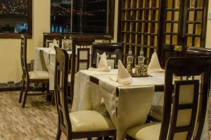 A restaurant or other place to eat at Cusco Bed and Breakfast