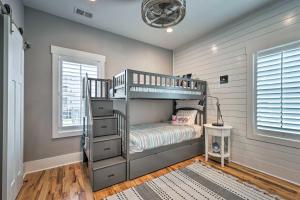 Galería fotográfica de Bright Coastal Abode with Porch and Beach Access! en Carolina Beach