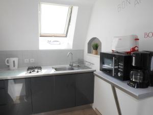 Η κουζίνα ή μικρή κουζίνα στο Holiday Home in Brittany near Pointe du Raz +15 φωτογραφίες