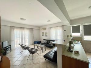 een grote woonkamer met een keuken en een woonkamer bij Casa Dama in Rhodos-stad