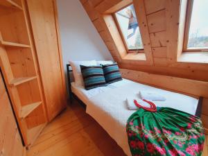 a small room with a bed in a tiny house at ZAKOkryjówka Butorowy Residence in Kościelisko