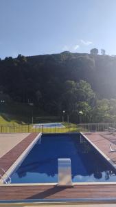 a swimming pool on top of a house at MANANCIAL HOTEL E EVENTOS in Manhuaçu