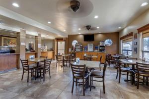 a dining room with tables and chairs in a restaurant at Best Western Cottonwood Inn in Cottonwood