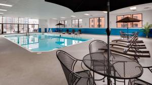 a large swimming pool with chairs and a table and a table and chairs at Best Western Chicago Downtown-River North in Chicago