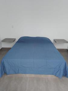 Hospedaje Las Gaviotas房間的床
