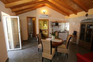 - une cuisine et une salle à manger avec une table et des chaises dans l'établissement Apartments Branimir, à Zadar