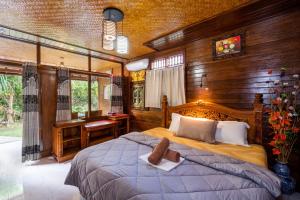 蓝梦岛Ketut Losmen Bungalows Lembongan的一间带床的卧室，位于一间带木墙的房间里
