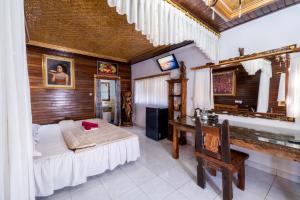 蓝梦岛Ketut Losmen Bungalows Lembongan的卧室里有一张床和一张书桌